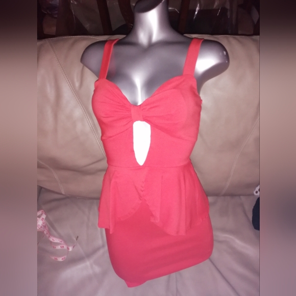 🐘 Charlotte Russe Red Peplum Mini Dress with middle keyhole cutout - Picture 5 of 10
